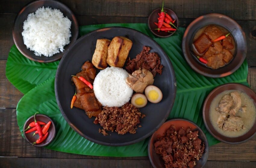  Hobi Kulineran? Kamu Wajib Coba 10 Makanan Khas Indonesia Ini!